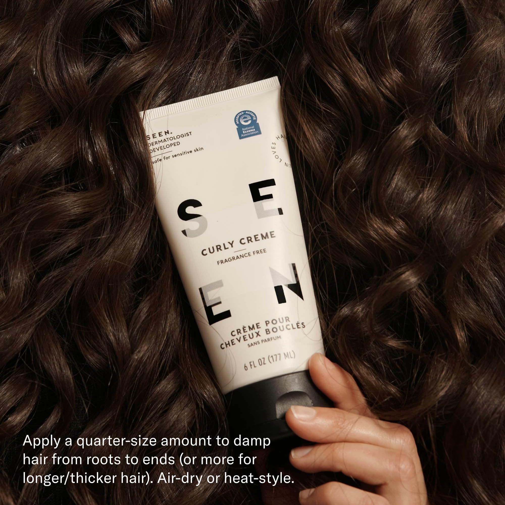 SEEN Curly Creme junto a regla para comparar tamaño del envase y dosificación