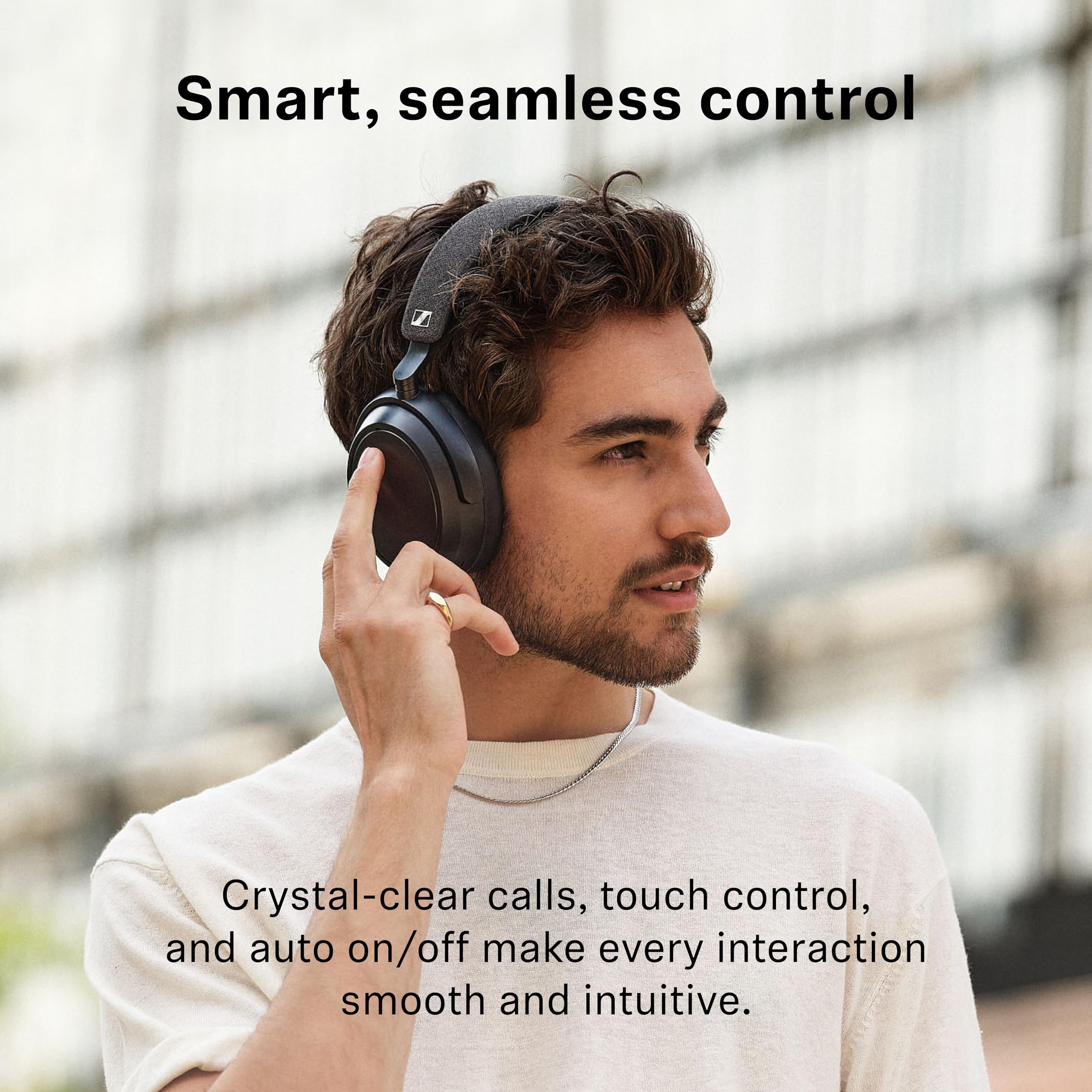 Sennheiser Momentum 4 comparado con mano para escala, tamaño plegable y portátil