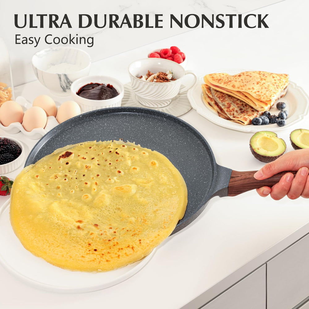 SENSARTE sartén en uso mientras se voltea un crepe, manejabilidad mejorada