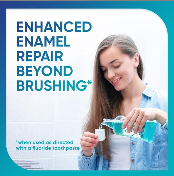 Sensodyne Pronamel en baño junto a cepillo mostrando uso complementario