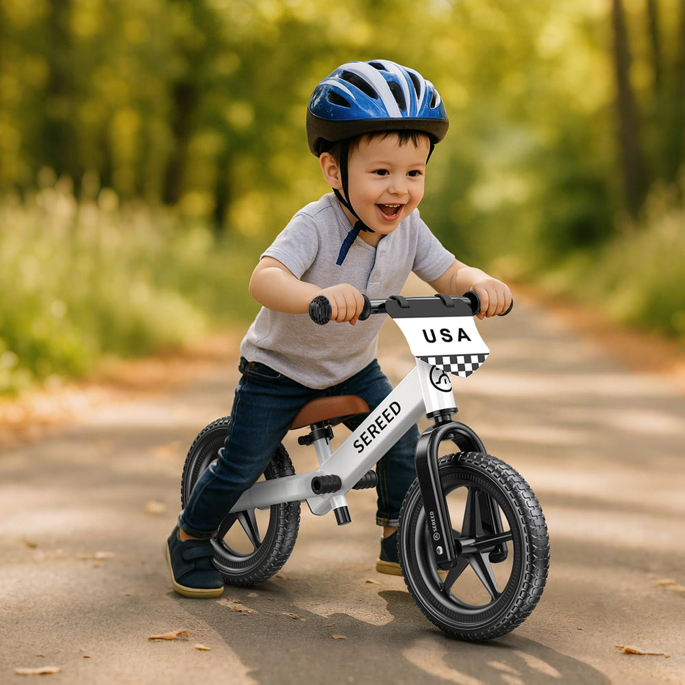 SEREED niño montando la bici al aire libre promoviendo independencia