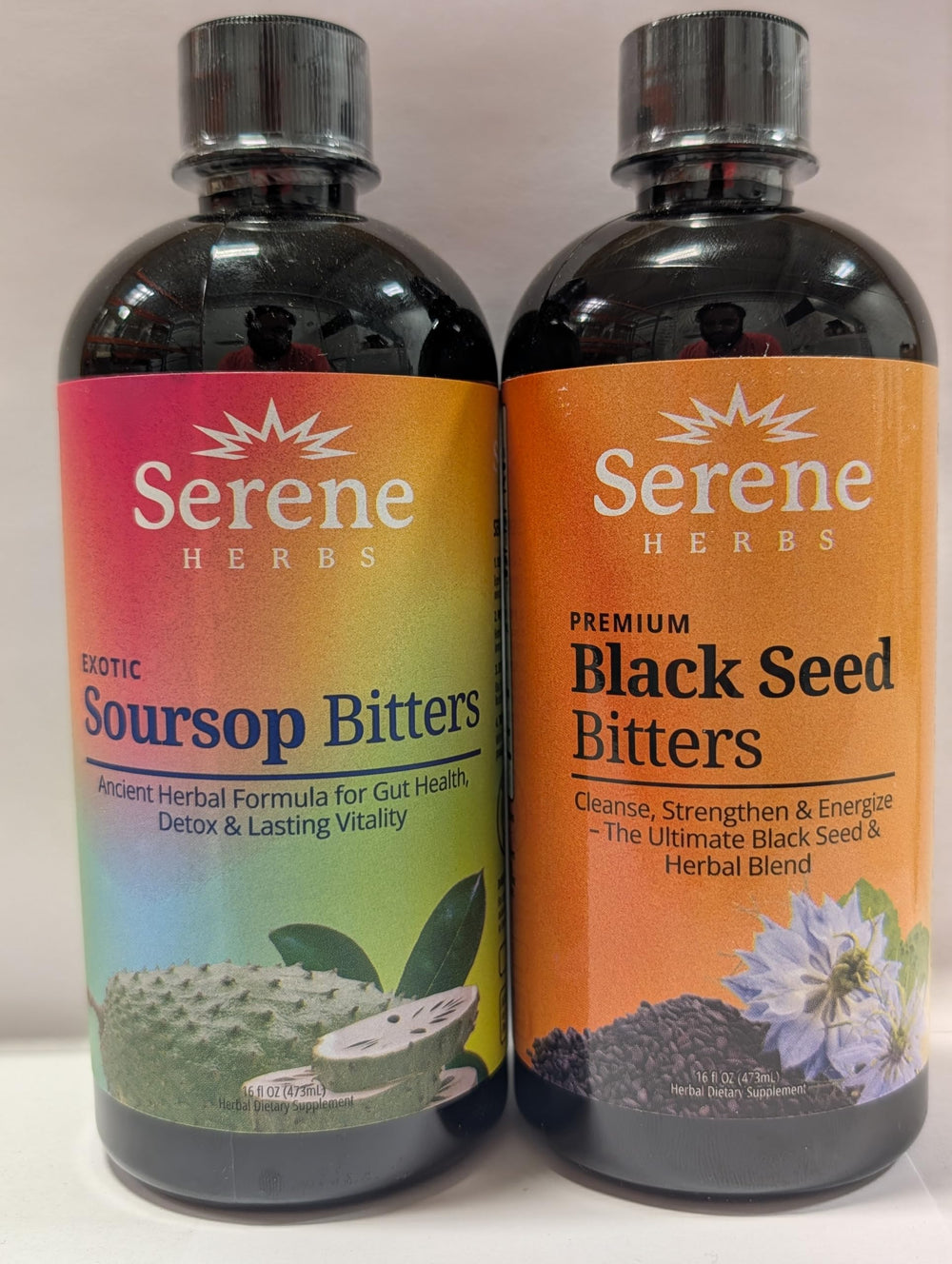 Serene Herbs botella en mano como referencia de tamaño y porción conveniente