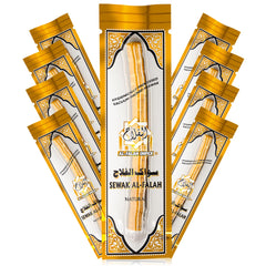 SEWAK AL-FALAH mano sosteniendo un palo miswak listo para usar, portátil y práctico