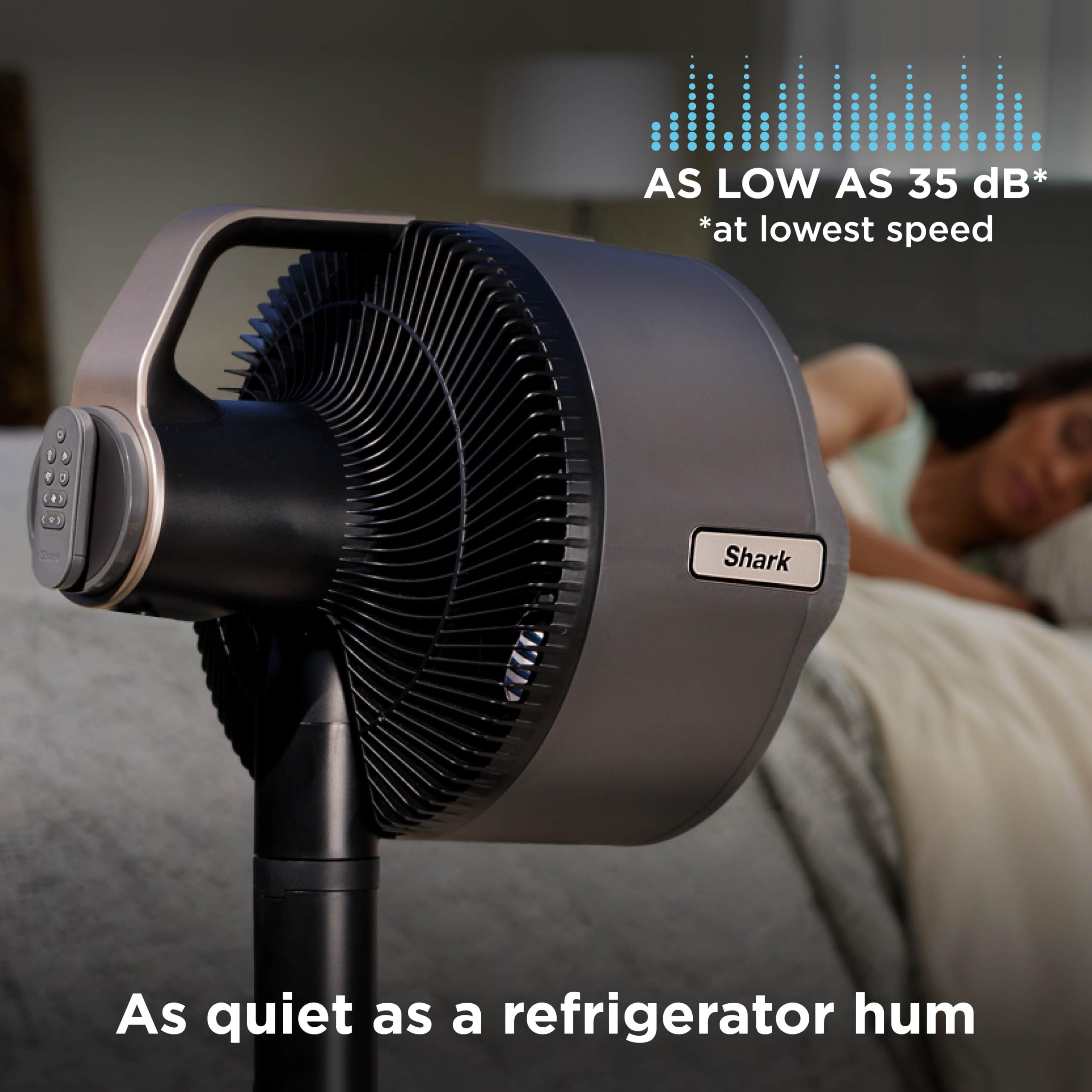 Shark ventilador junto a una persona para mostrar escala y portabilidad real