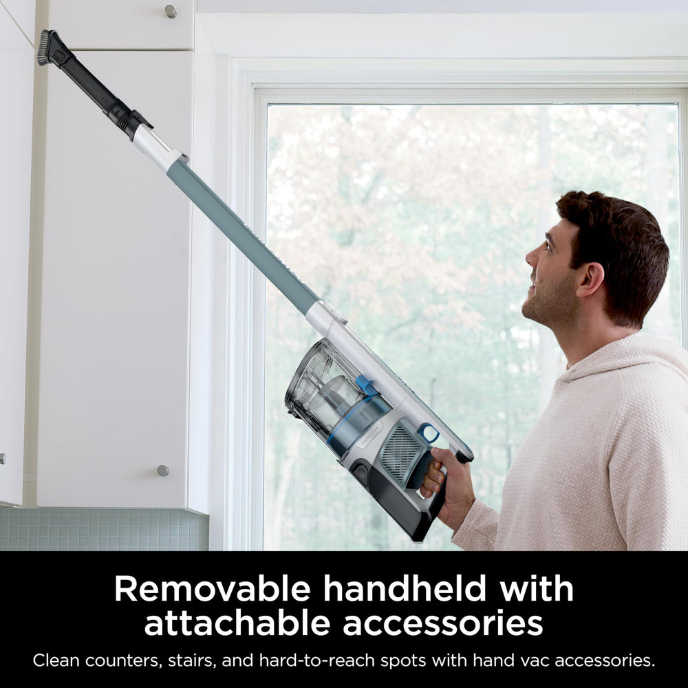 Shark PowerPro Plus junto a una silla para mostrar escala y portabilidad