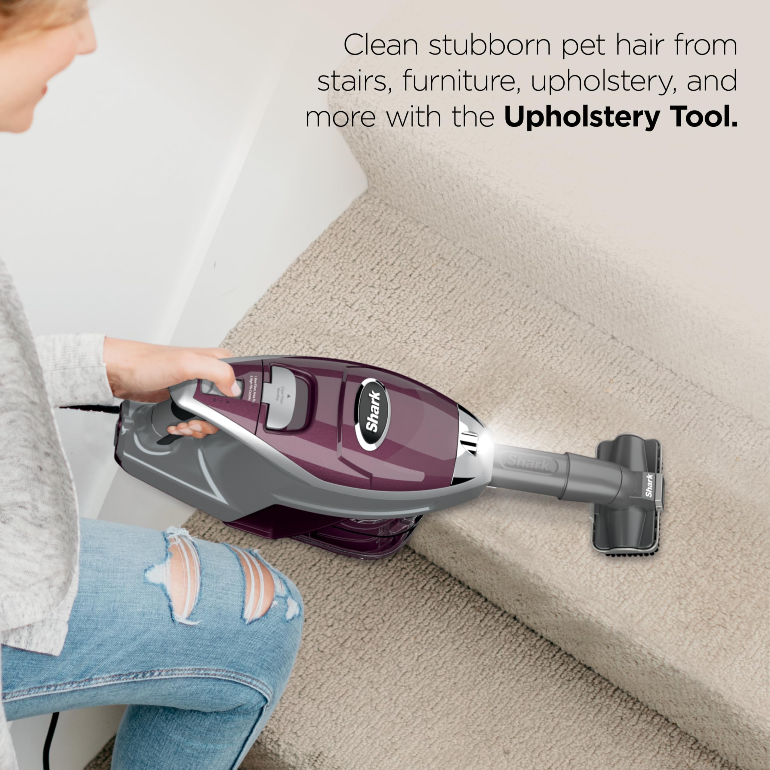 Shark Rocket Pet Plus con Duster Crevice Tool alcanzando rincones estrechos