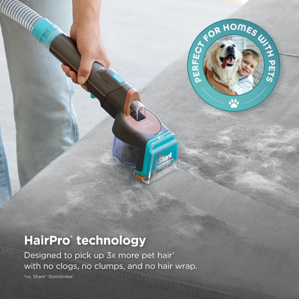 Shark StainStriker HairPro limpiando sofá para eliminar manchas y pelo