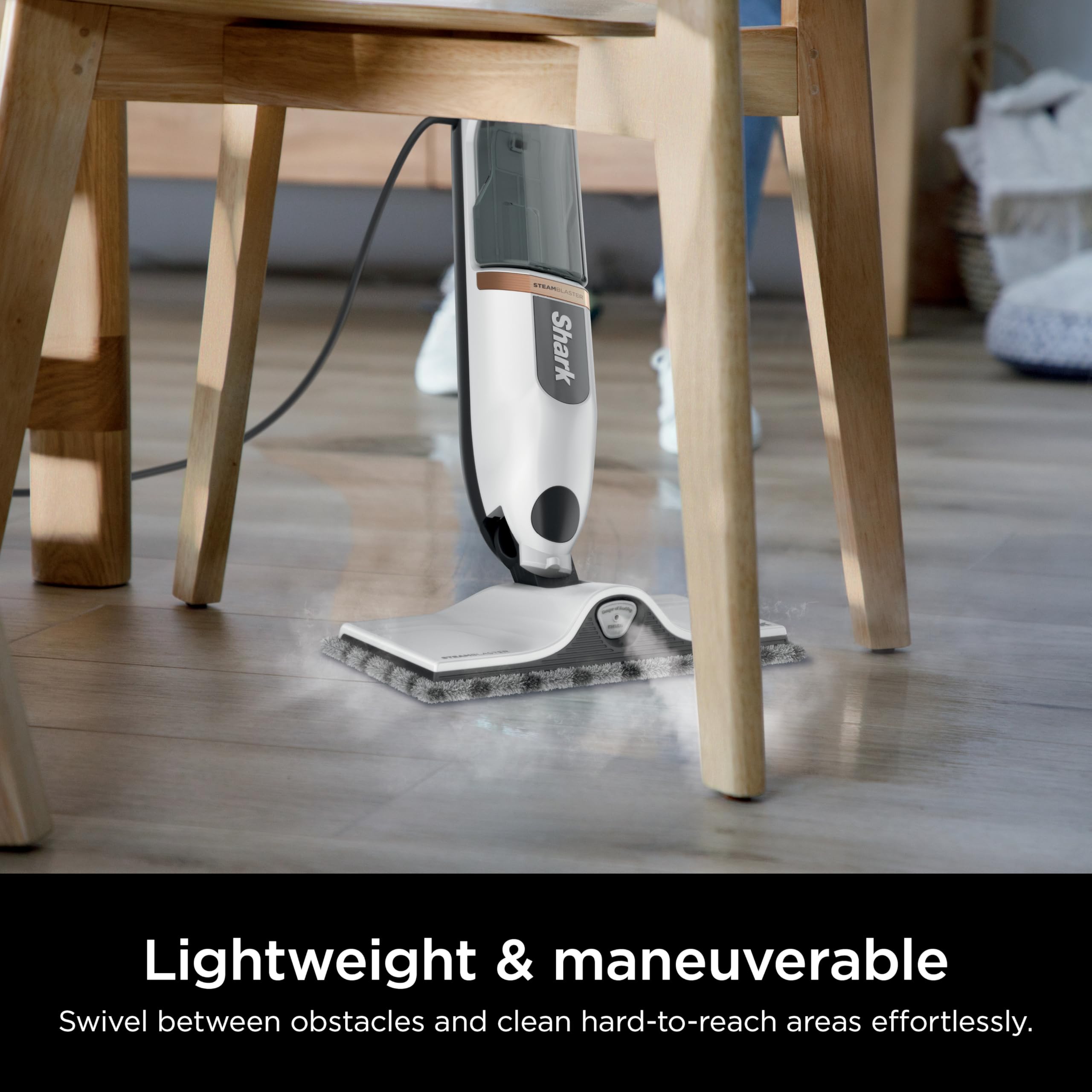 Shark SteamSpot comparación de tamaño junto a muebles para escala práctica