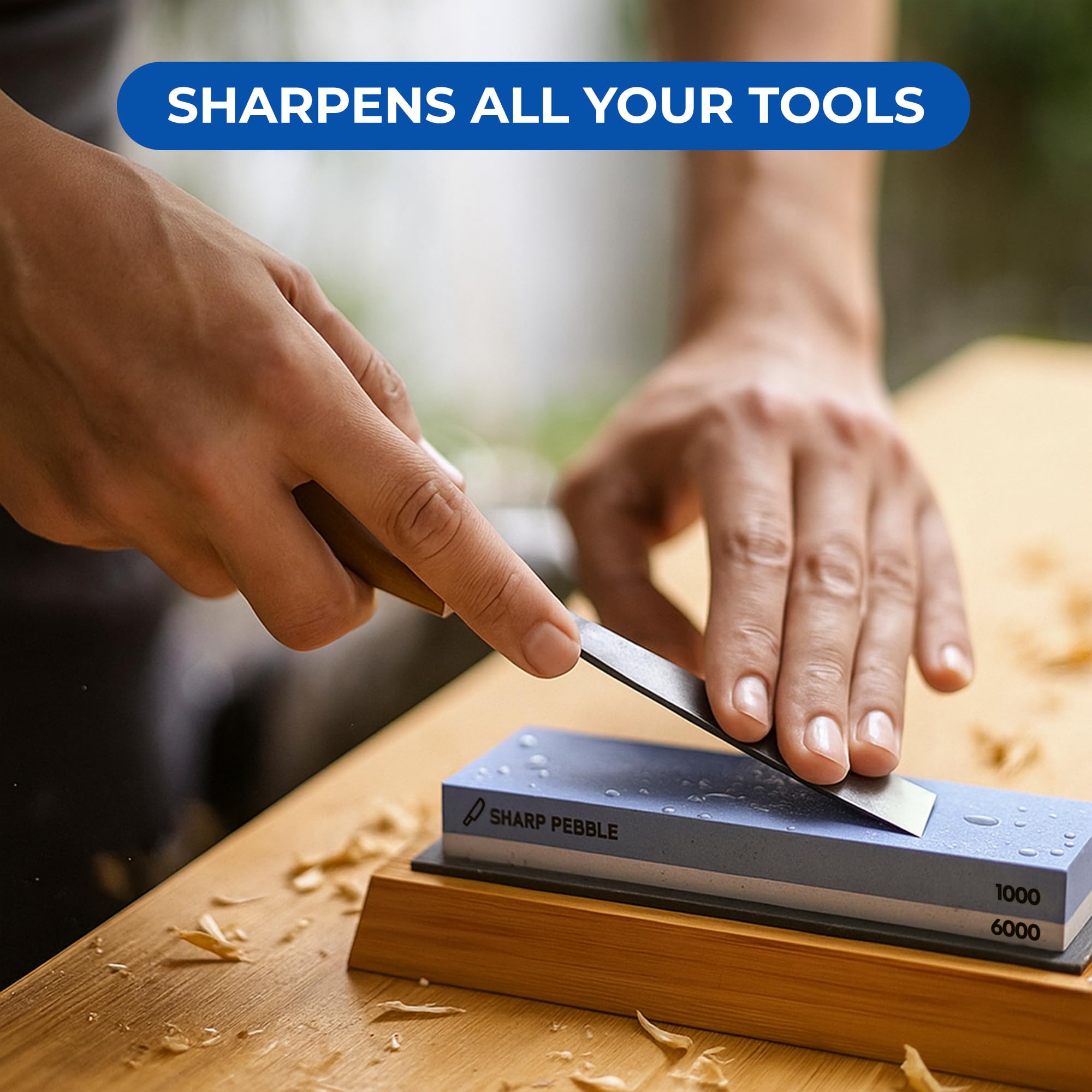 Sharp Pebble comparación de tamaño con un cuchillo para escala clara