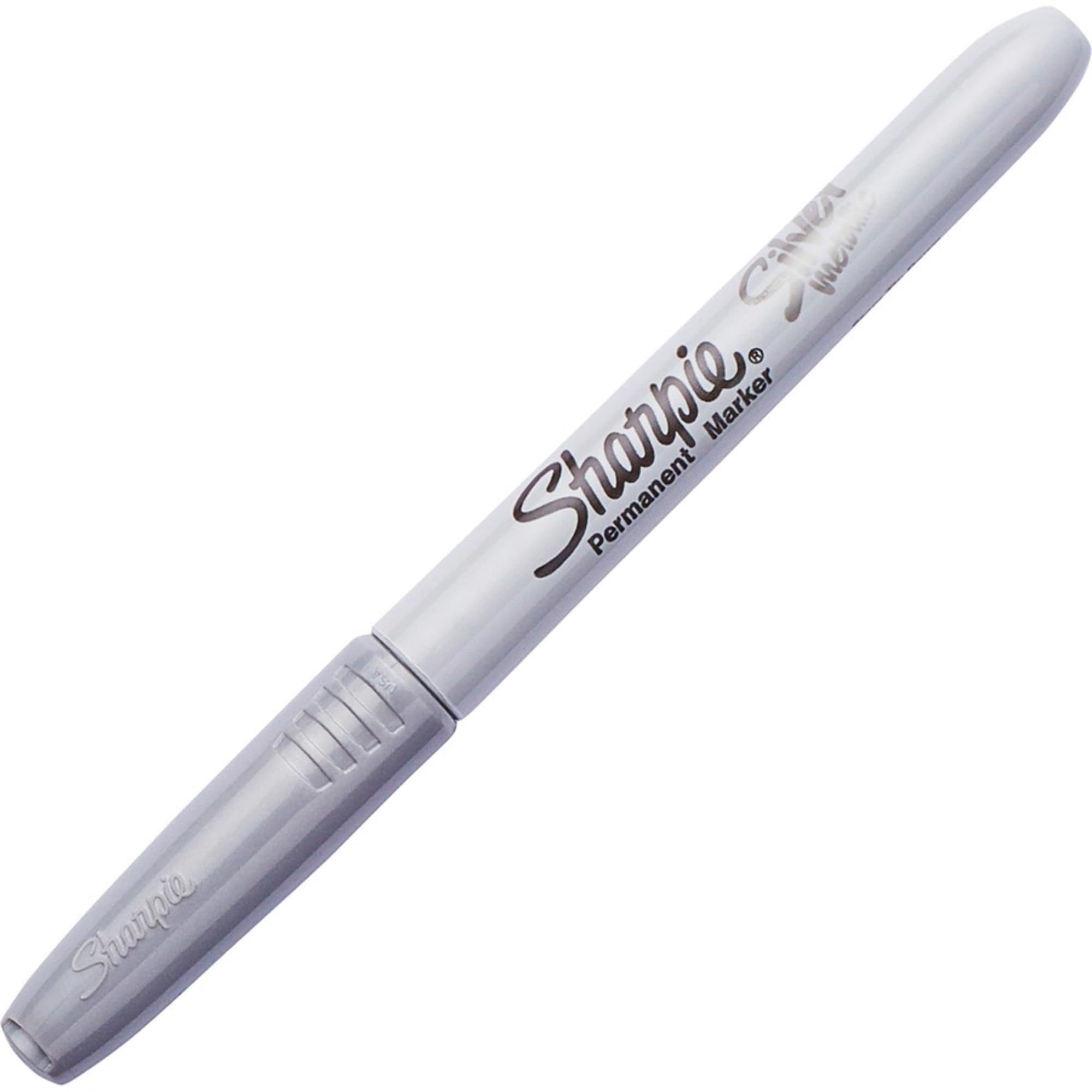 Primer plano de brillo metálico de la tinta Sharpie Metallic plata en papel oscuro