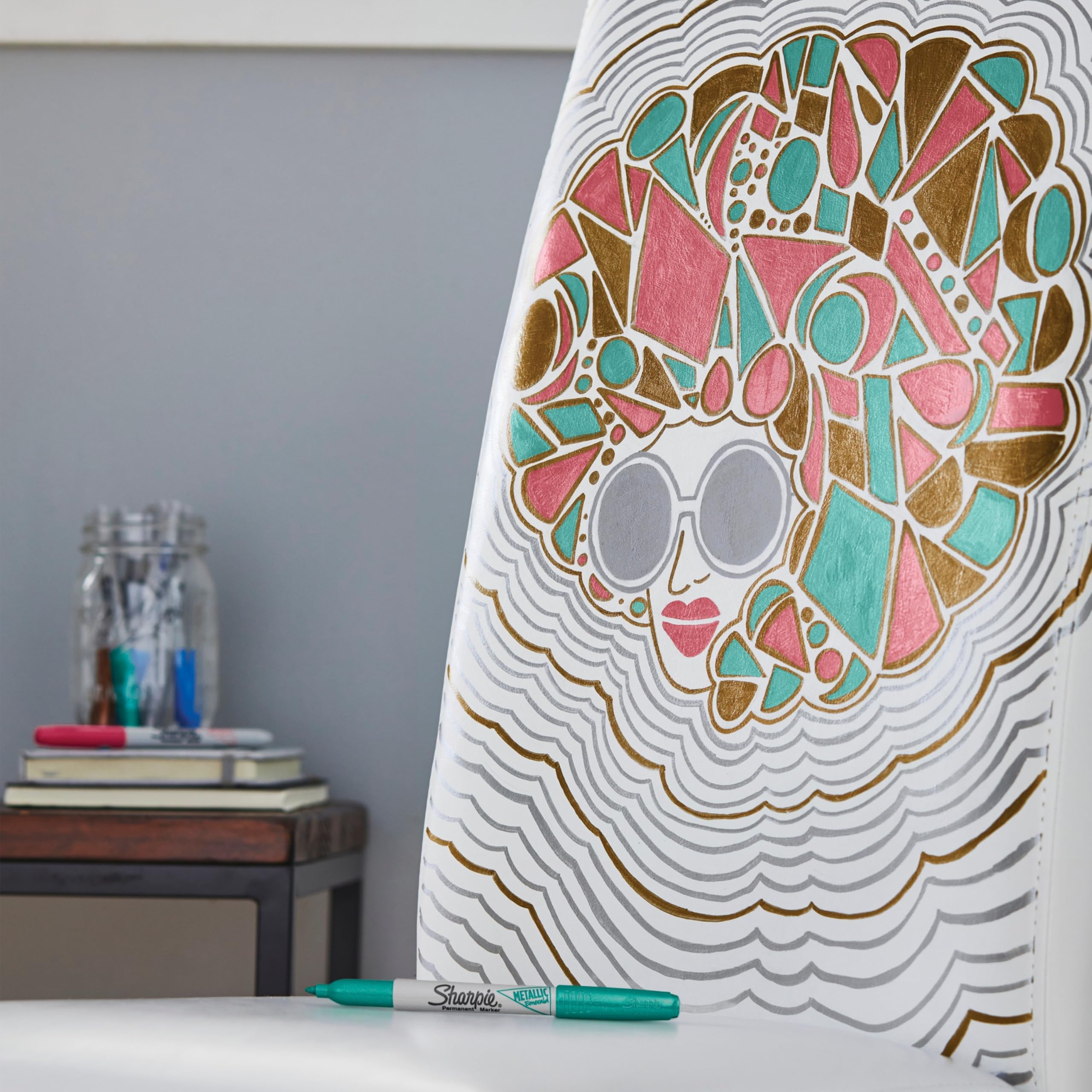 Sharpie uso en manualidades con tarjeta decorada mostrando efecto profesional