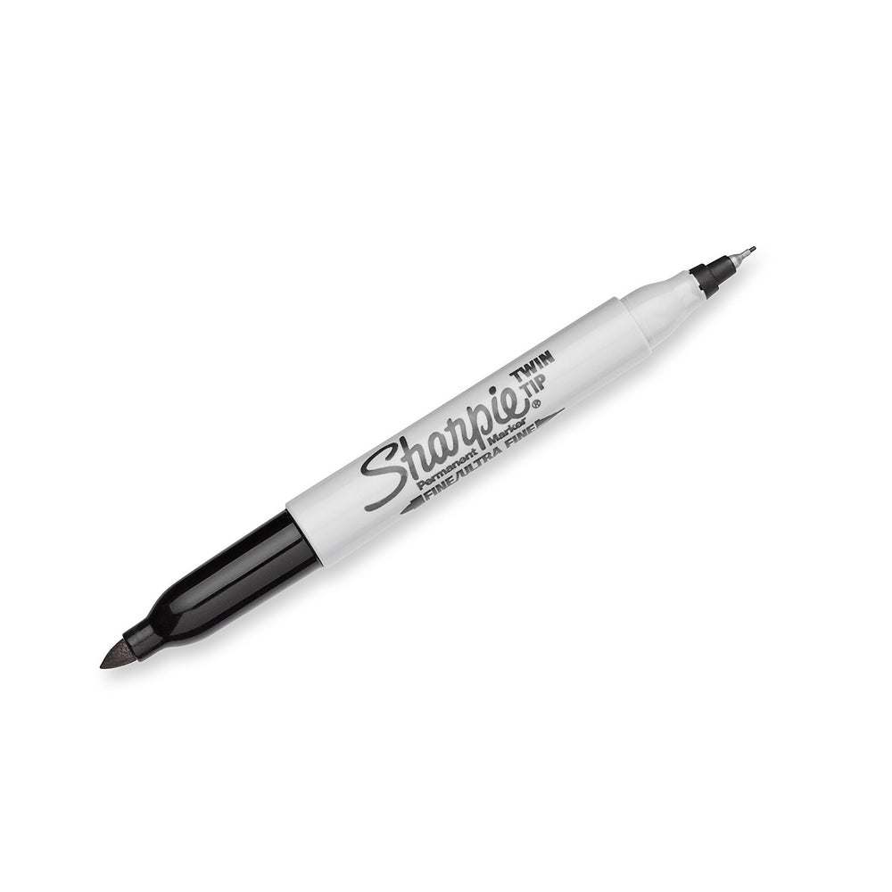 Comparación de tamaño Sharpie en mano junto a regla, control y escala