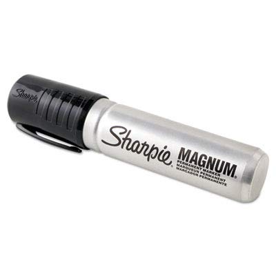 Sharpie marcando un póster, ideal para carteles visibles a distancia