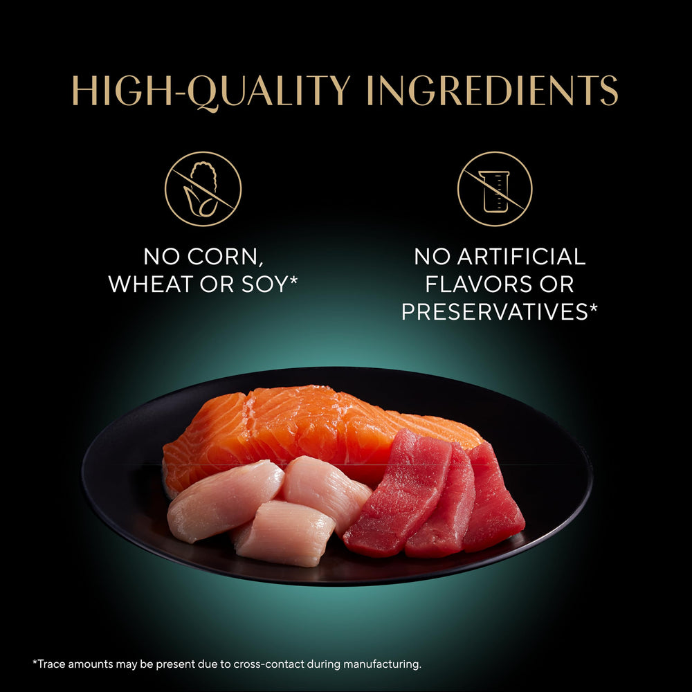 Sheba ingredientes pollo salmón atún sobre mesa para transparencia