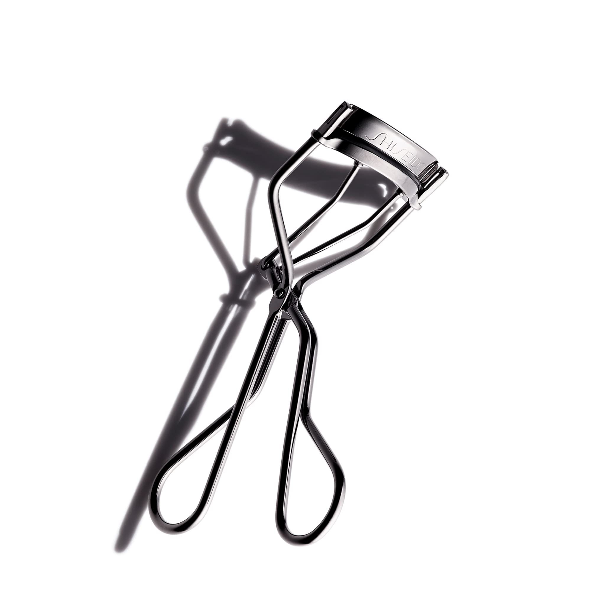 Shiseido rizador frontal mostrando arco amplio y resultado intenso