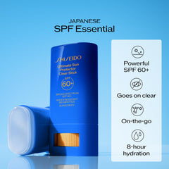 Shiseido stick en mano para ilustrar tamaño y facilidad de transporte