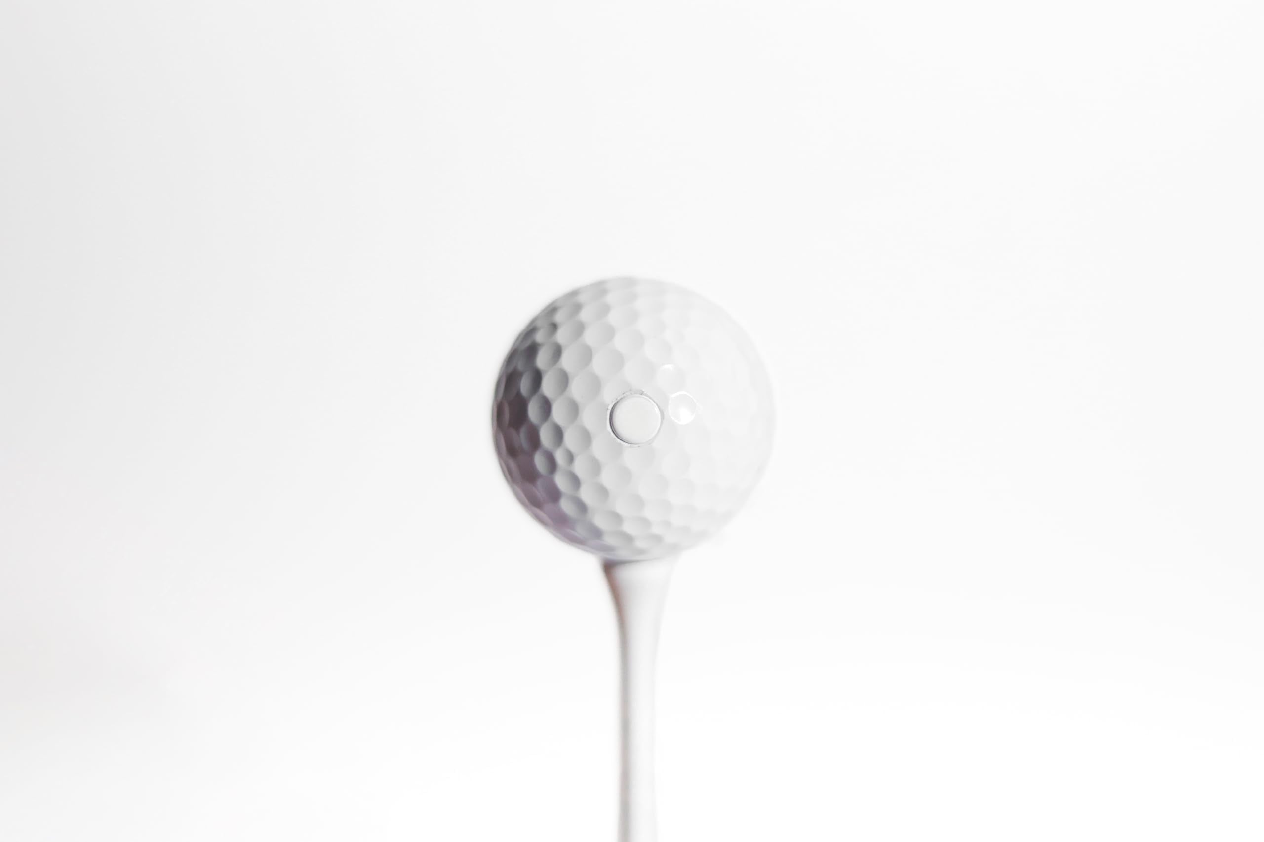 SHOCK'D GOLF BALLS sobre pasto simulando el momento de impacto