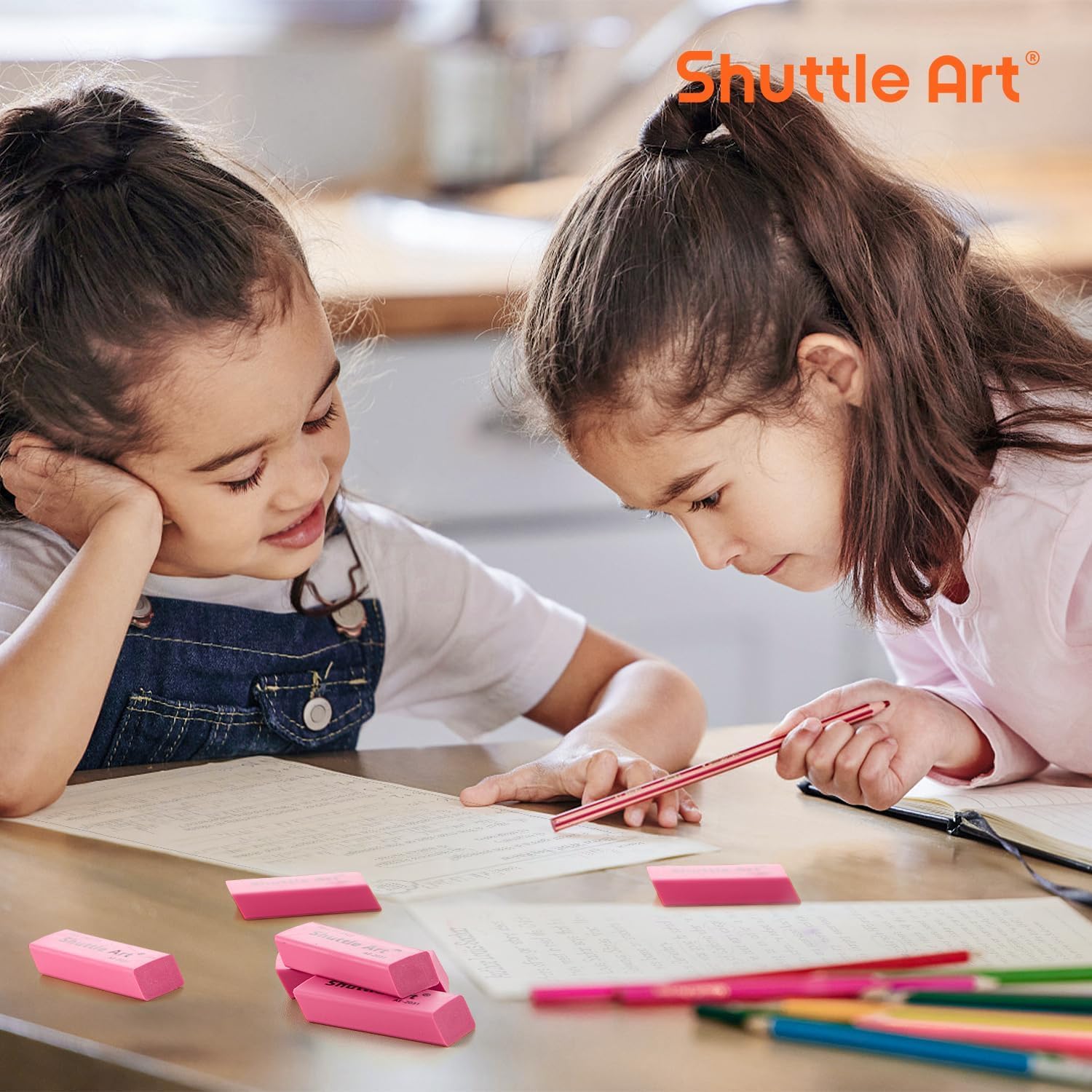Shuttle Art junto a un lápiz para comparar tamaño y fácil agarre