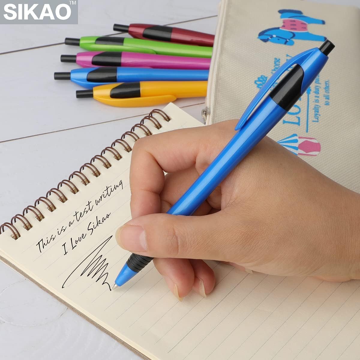 Sikao bolígrafo escribiendo sobre papel mostrando tinta oscura y fluida