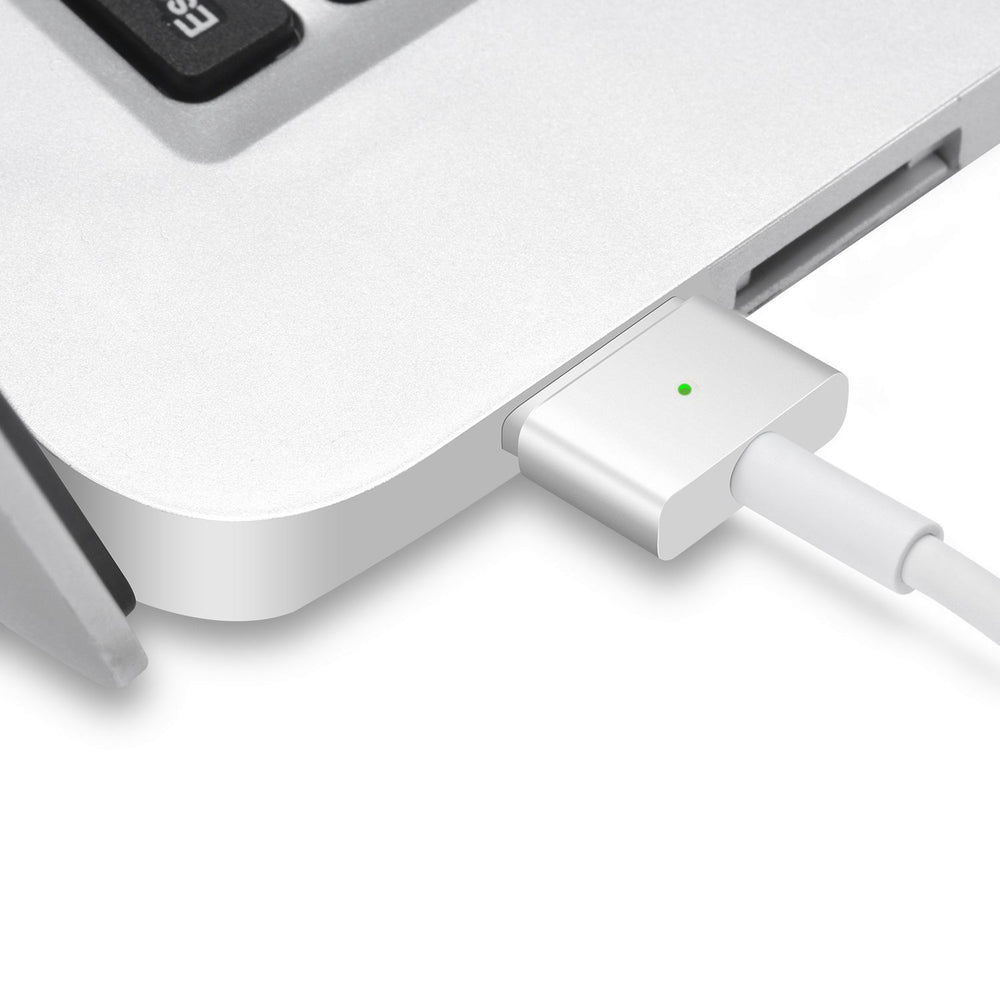 SiliconV adaptador junto a una regla para escala, tamaño compacto