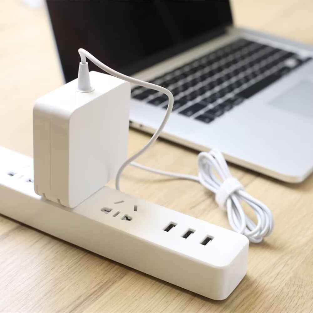 SiliconV adaptador en escritorio mostrando recarga estable y aspecto profesional