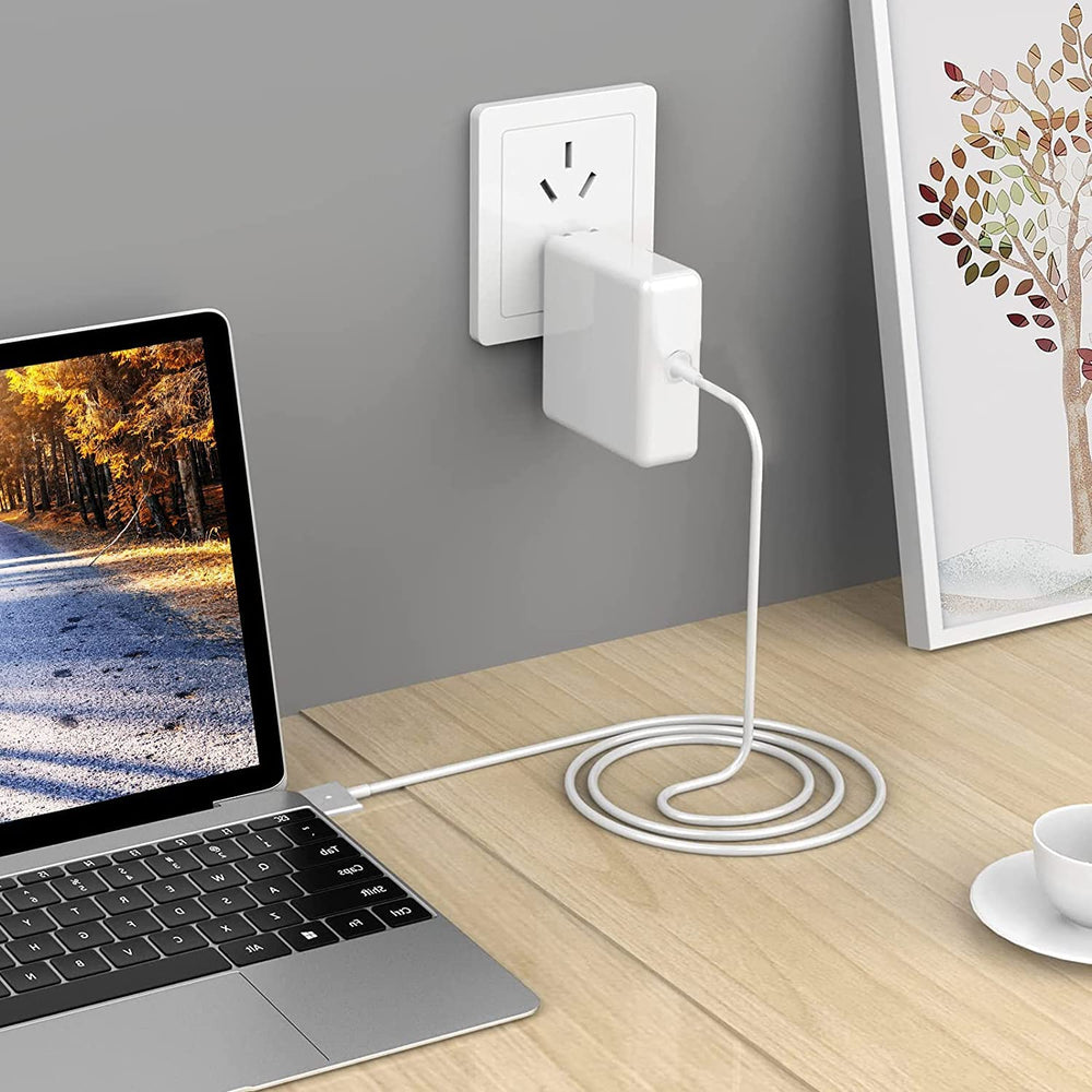 SiliconV cargador conectado a MacBook Pro en escritorio, uso práctico