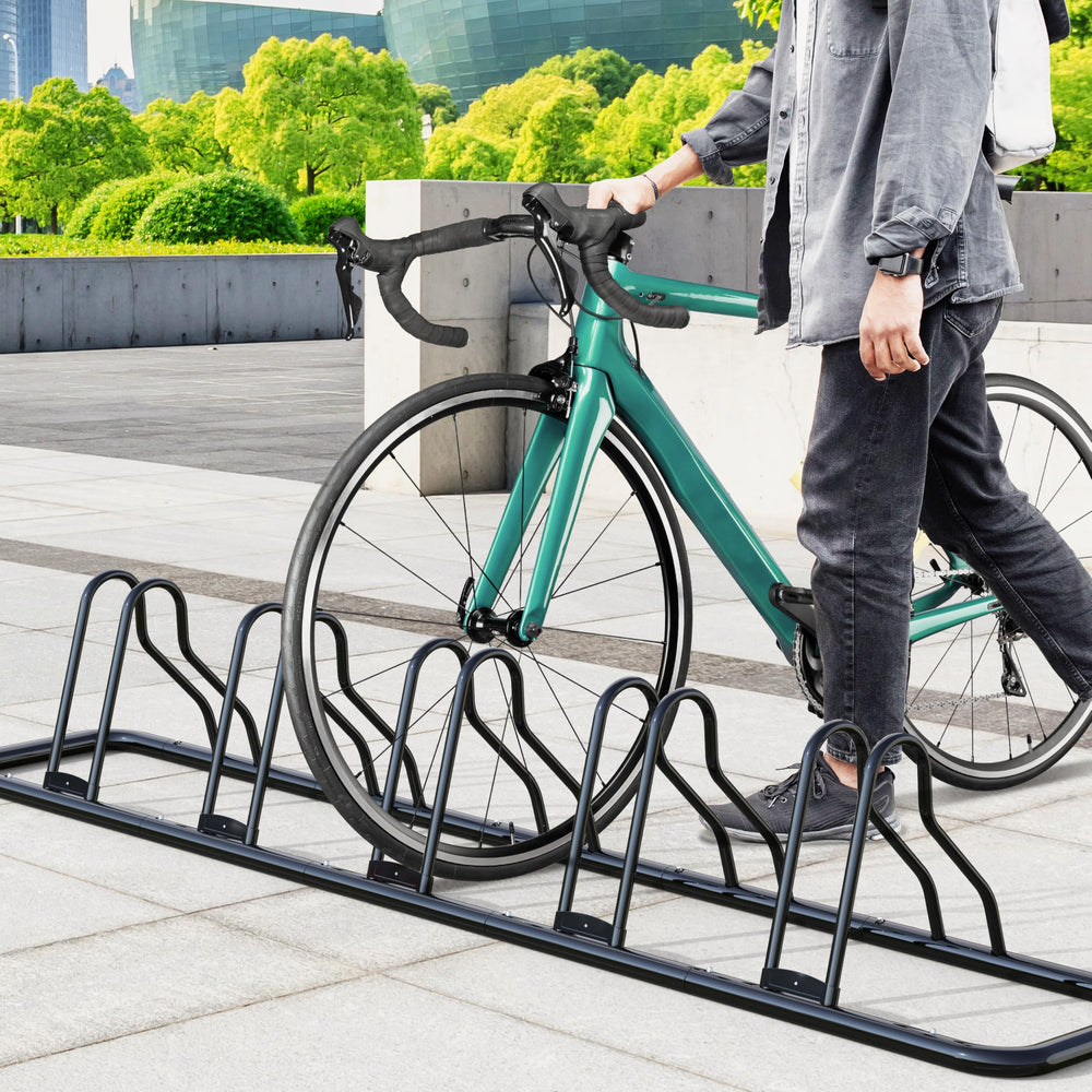 Simple Houseware cinco bicicletas alineadas en garaje, ahorro de espacio