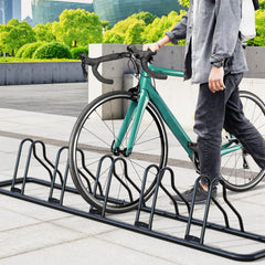 Simple Houseware cinco bicicletas alineadas en garaje, ahorro de espacio