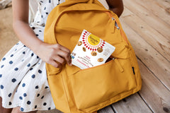 Simple Mills galleta en mano para comparar tamaño y control de porción