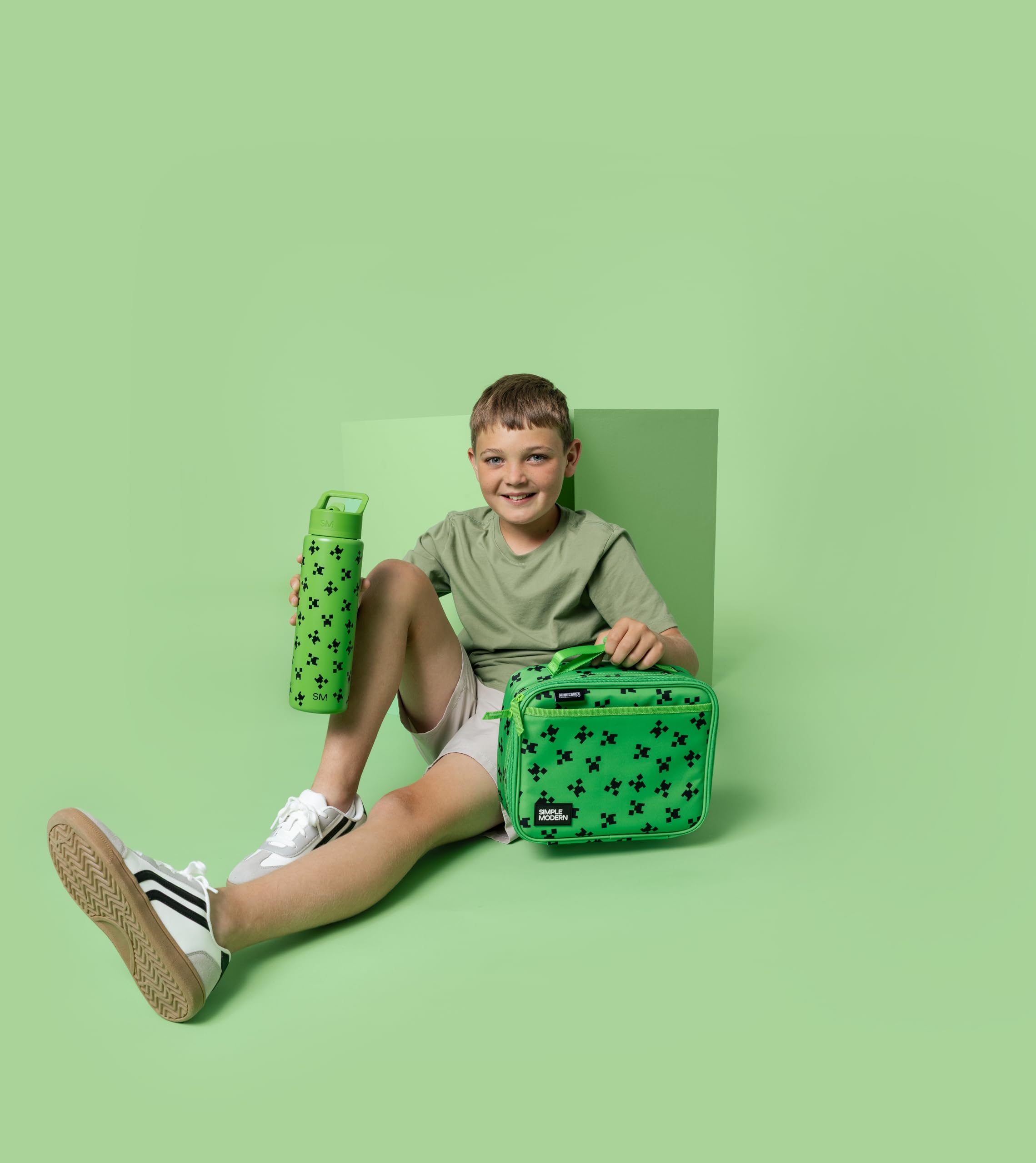Simple Modern Hadley Minecraft junto a Porter bento box para organización práctica