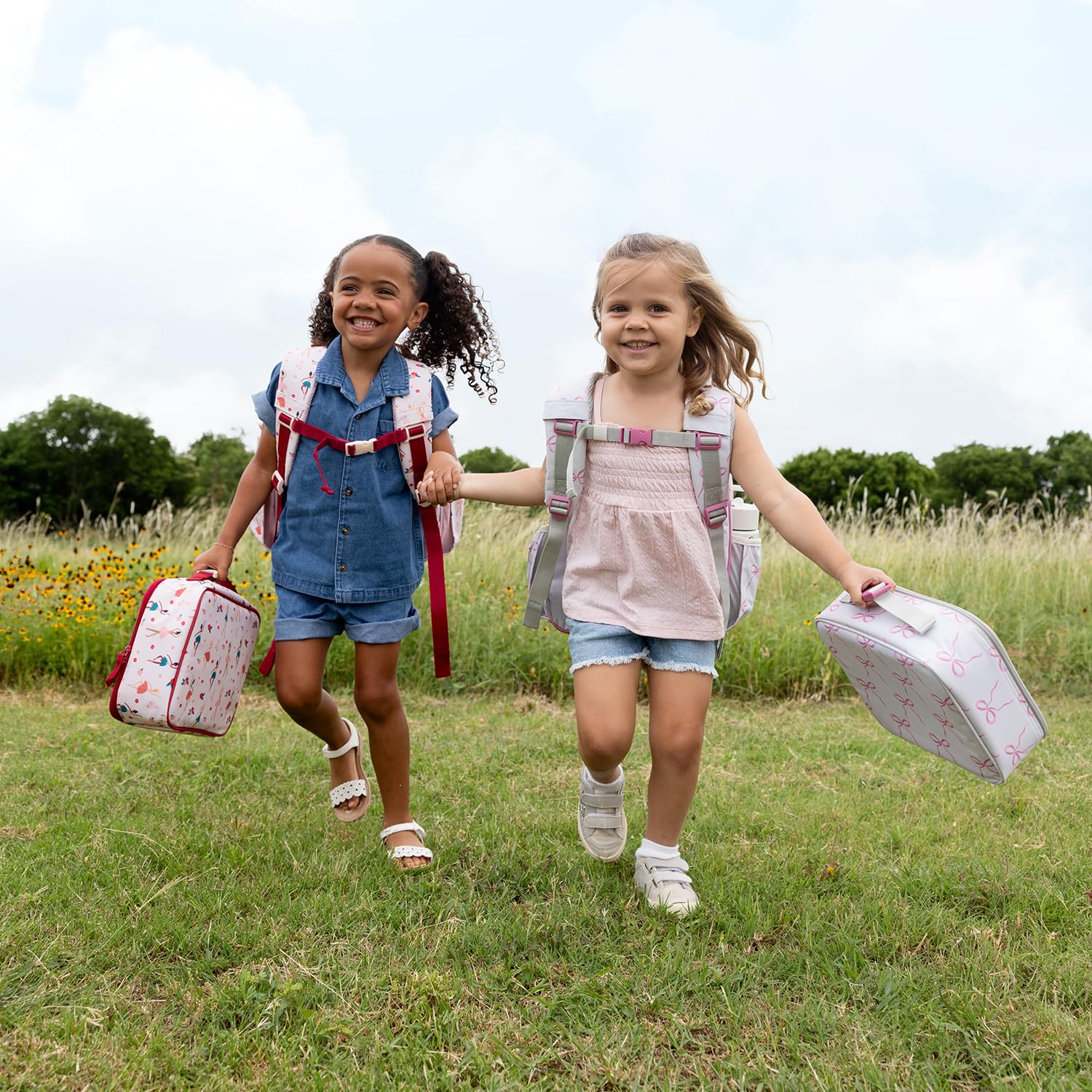 Simple Modern Hadley junto a una regla para comparar tamaño, medida adecuada para niños