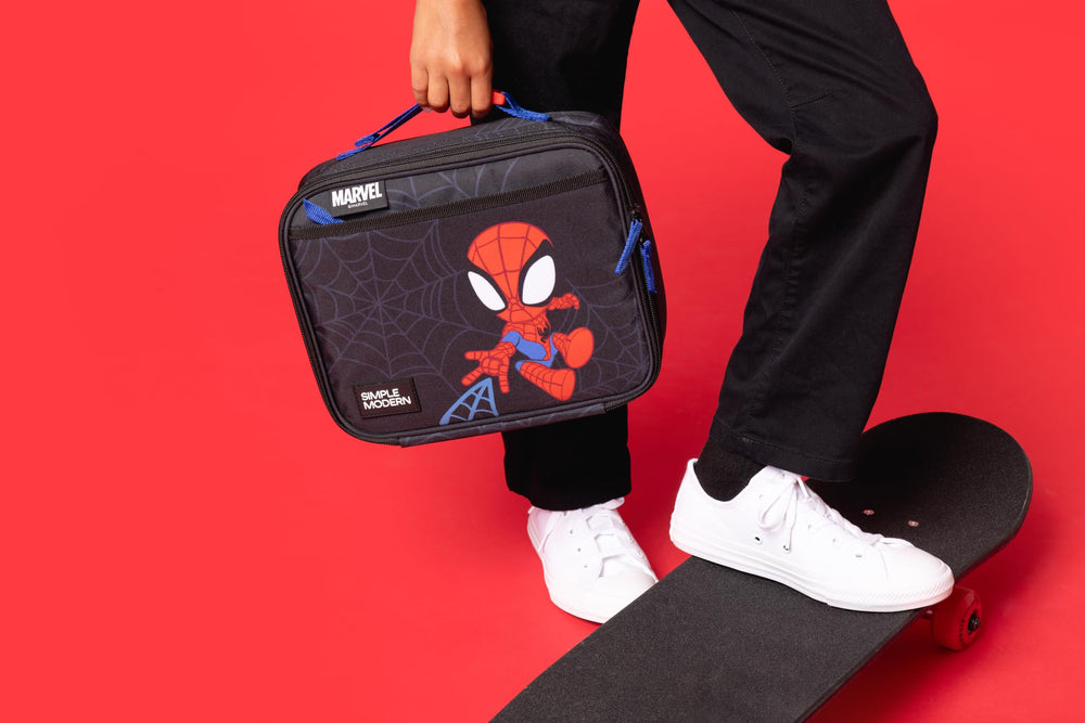 Simple Modern lonchera Spidey dentro de mochila mostrando uso cotidiano