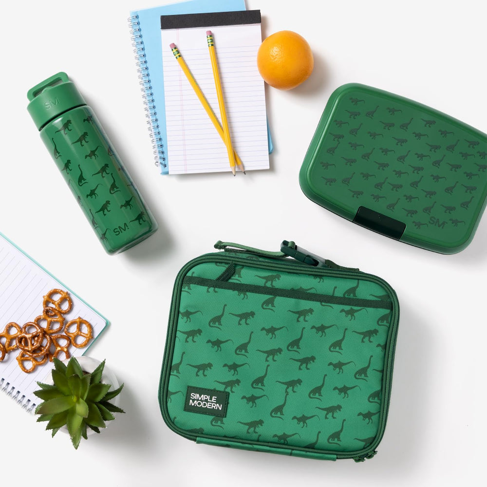 Simple Modern botella Spidey junto a una regla para comparar tamaño y capacidad