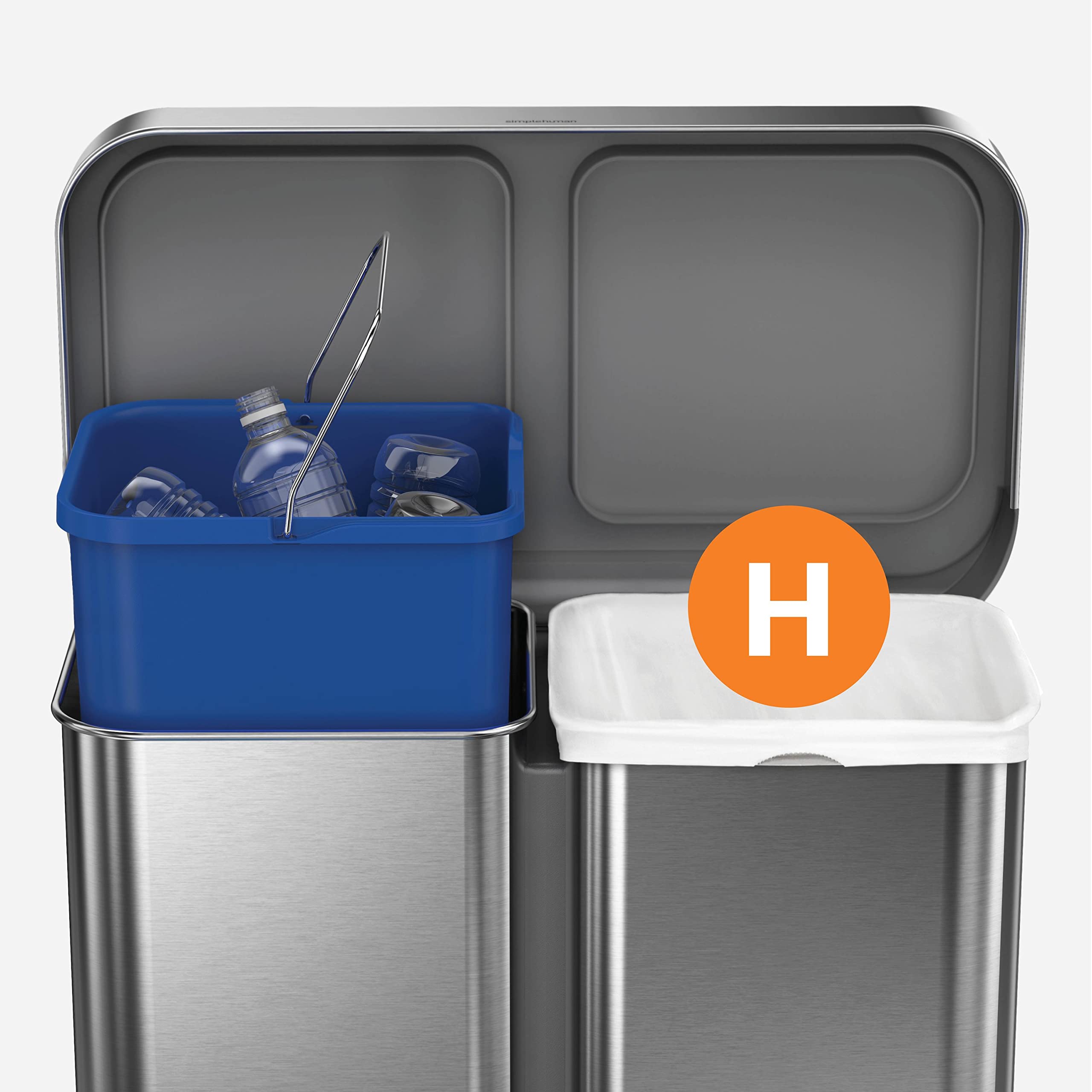 simplehuman bolsa junto a objetos para mostrar capacidad y escala práctica