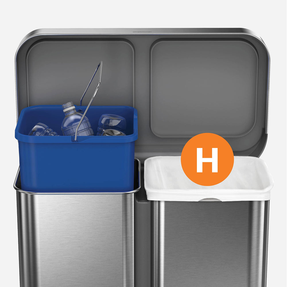 simplehuman bolsa junto a objetos para mostrar capacidad y escala práctica
