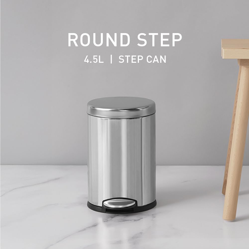 simplehuman primer plano del pedal de acero, durabilidad y uso fácil
