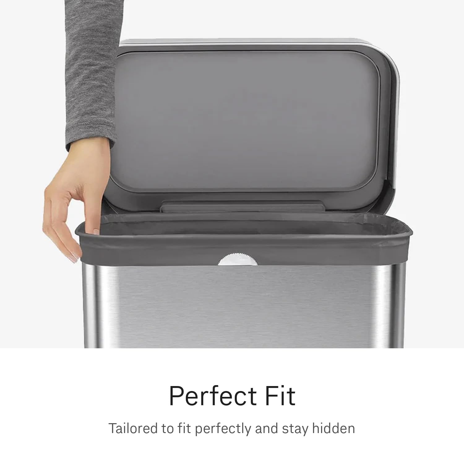 simplehuman mano extrayendo una bolsa uno a uno para fácil reposición