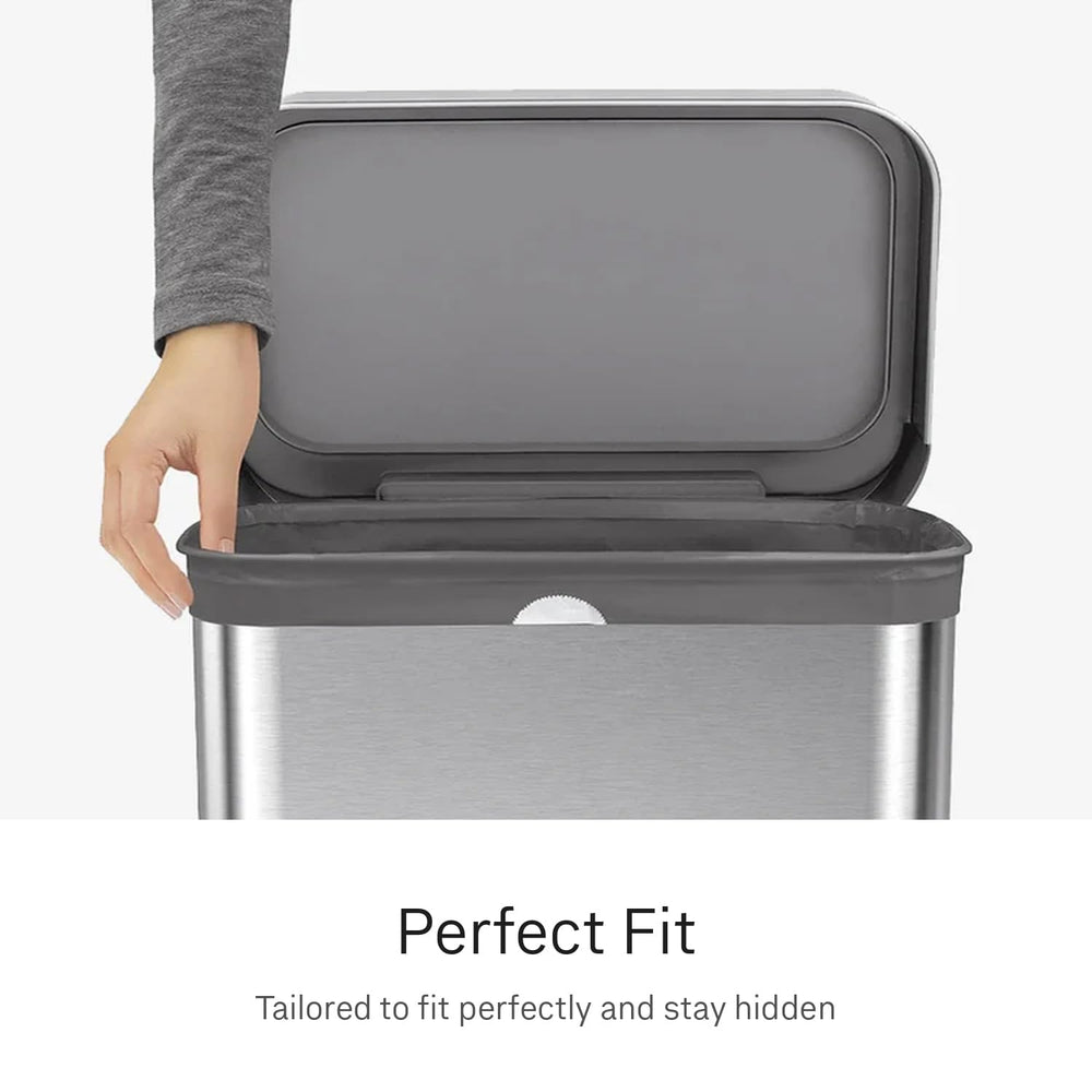 simplehuman mano extrayendo una bolsa uno a uno para fácil reposición