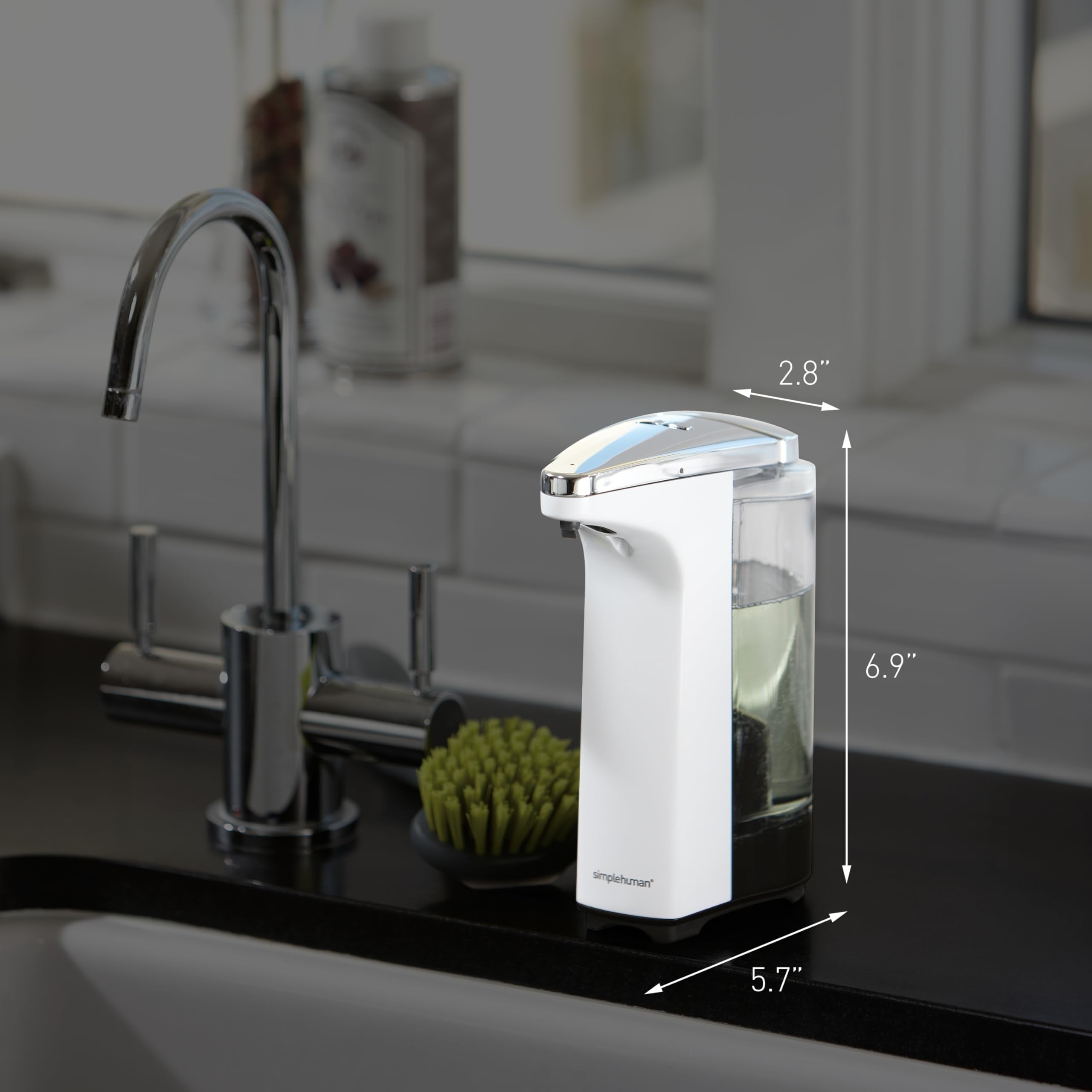 simplehuman dispensador en uso en cocina dosifica jabón sin contacto mayor higiene