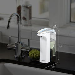 simplehuman dispensador en uso en cocina dosifica jabón sin contacto mayor higiene