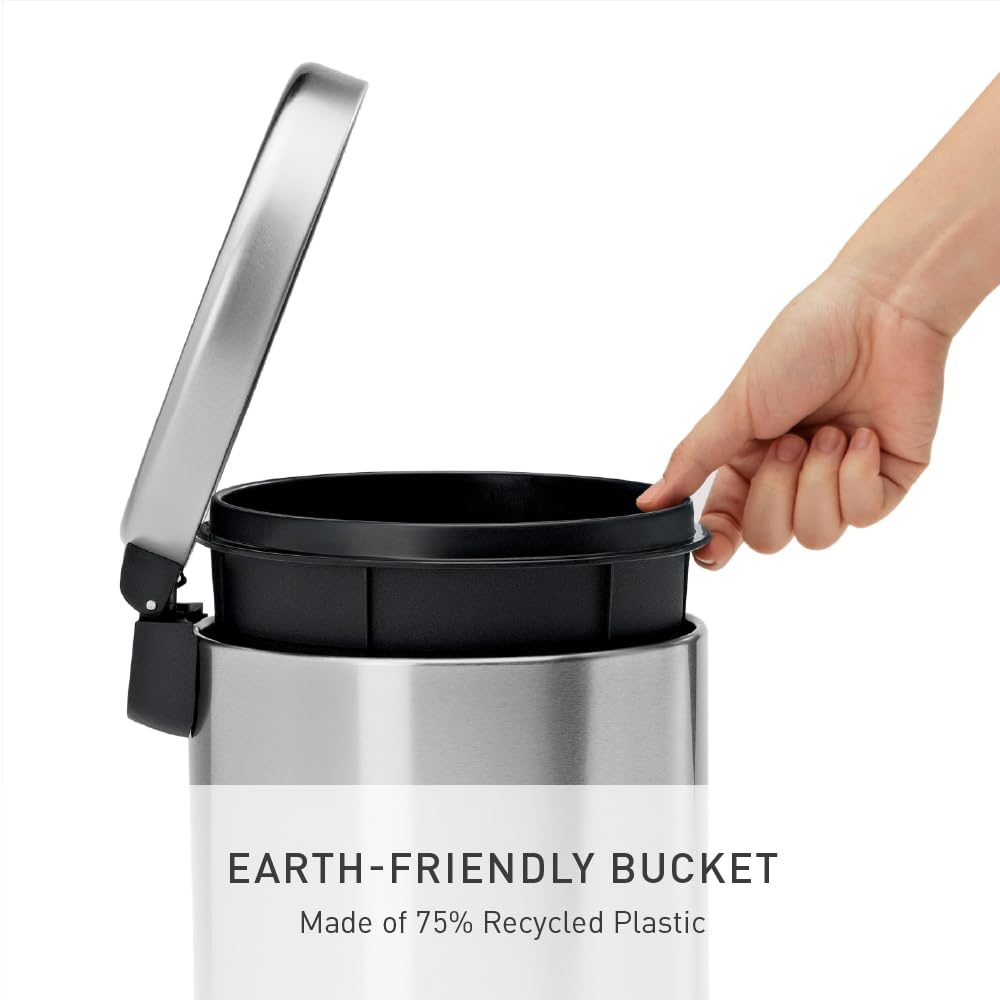 simplehuman muestra escala junto a inodoro, tamaño compacto ideal