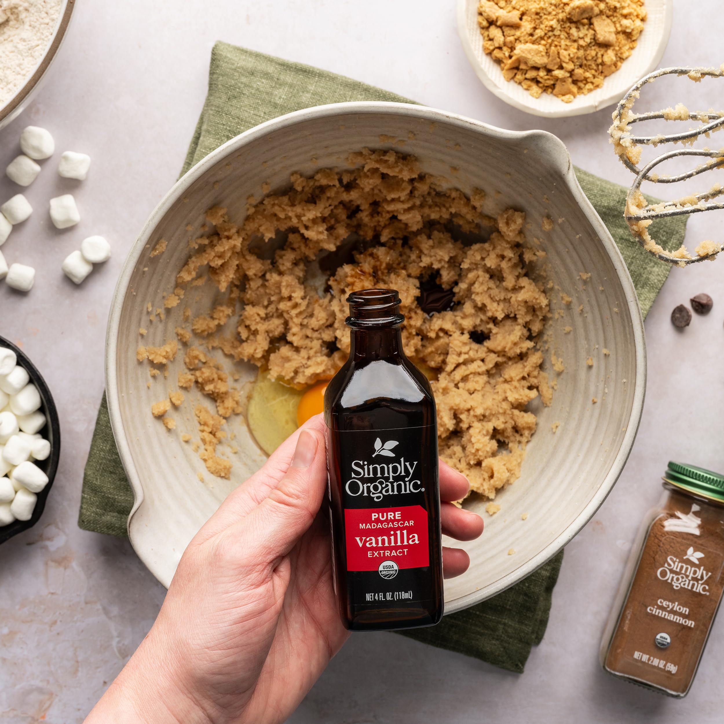 Simply Organic con vainas de Madagascar que evidencian origen natural