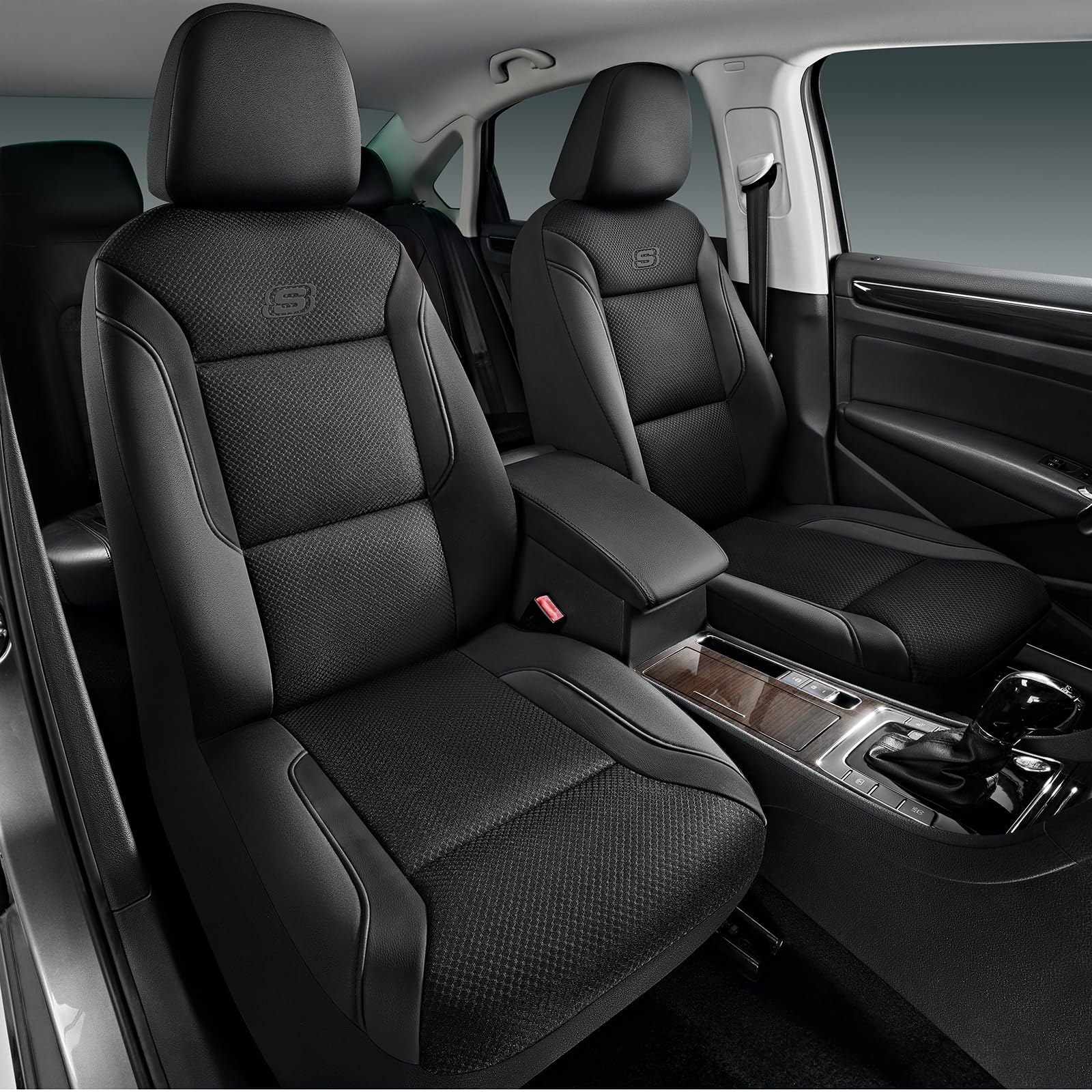 Skechers funda frontal mostrando ajuste y protección del asiento