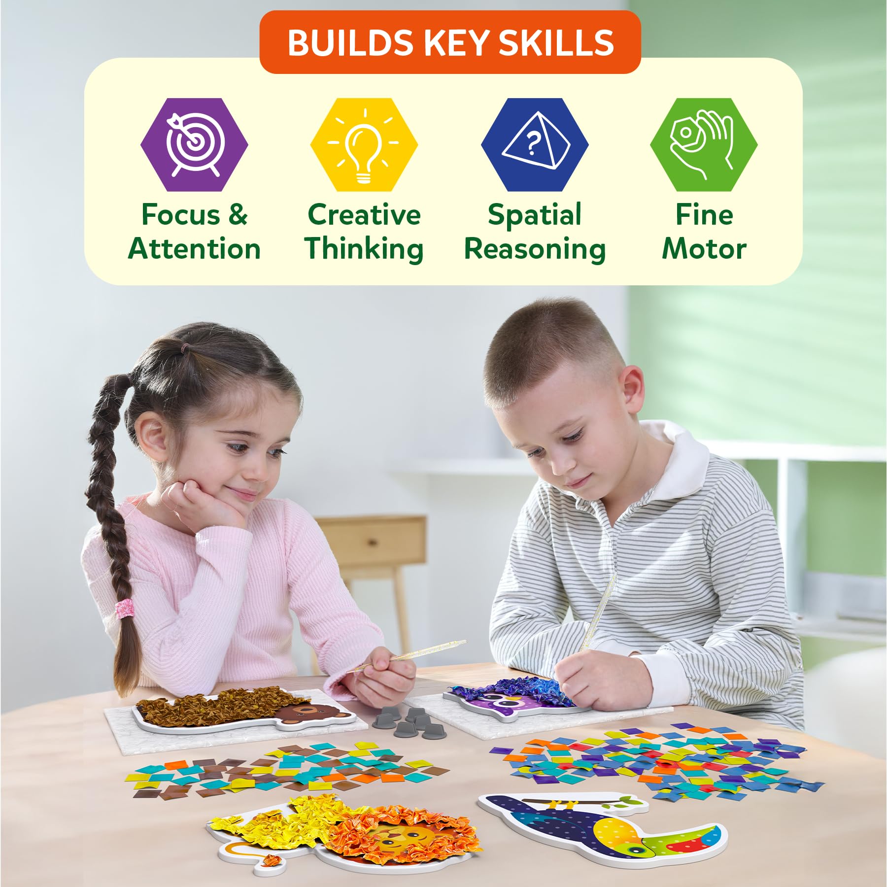 Skillmatics niña usando el kit fomentando creatividad y habilidades motoras