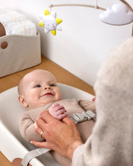 Skip Hop detalle de la superficie wipe-clean que facilita el mantenimiento