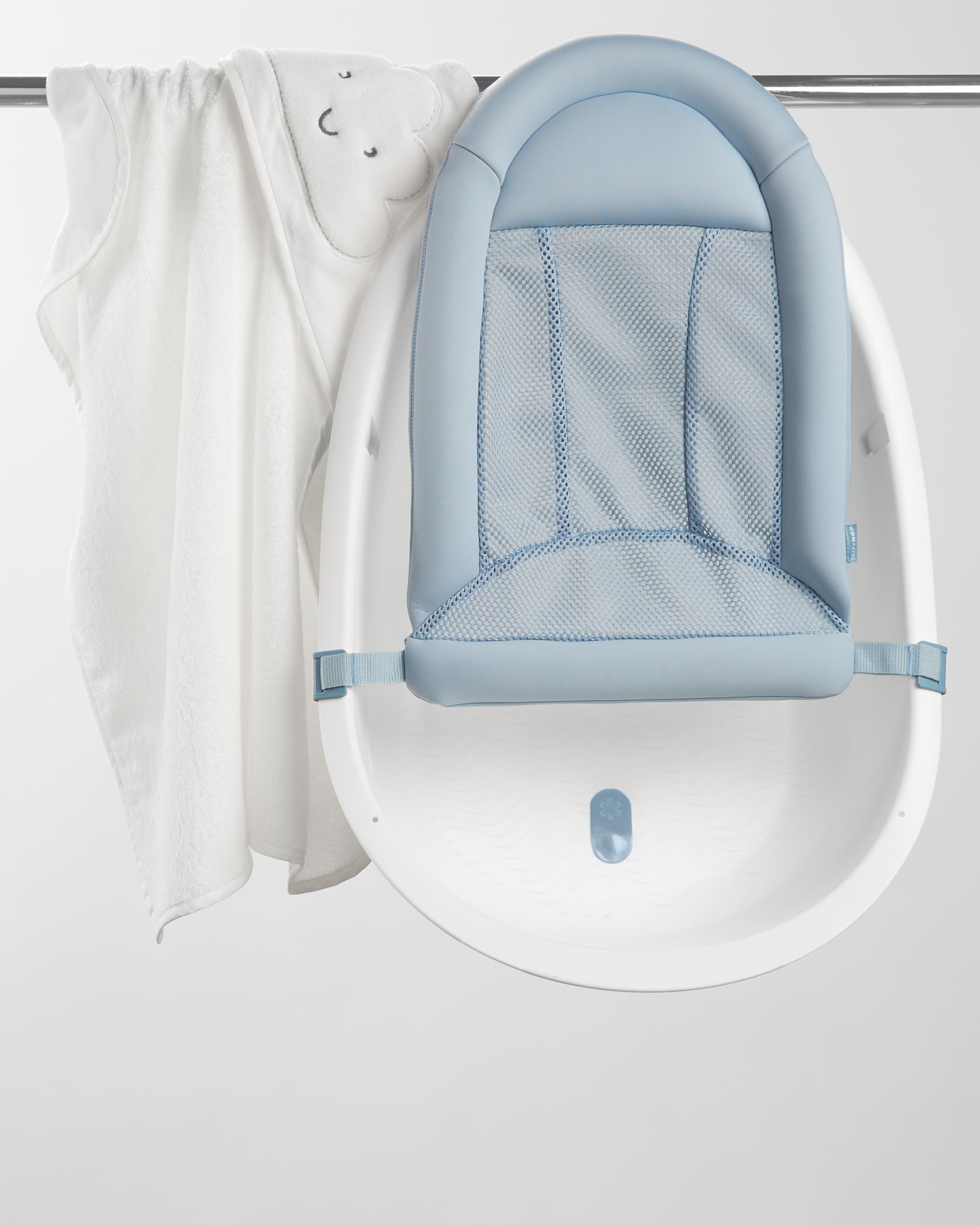 Skip Hop bañera junto a objeto de referencia que muestra tamaño y capacidad