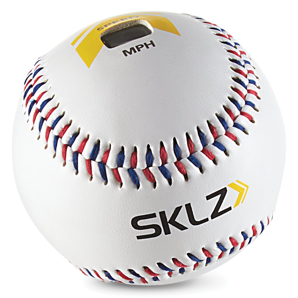 SKLZ Bullet Ball en mano para comparar escala y sentir de una pelota real