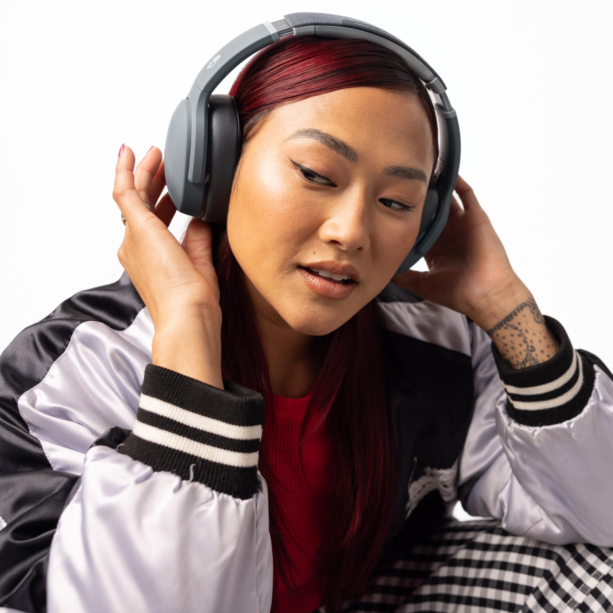 Persona usando Skullcandy Crusher Evo en transporte, sonido potente y portable