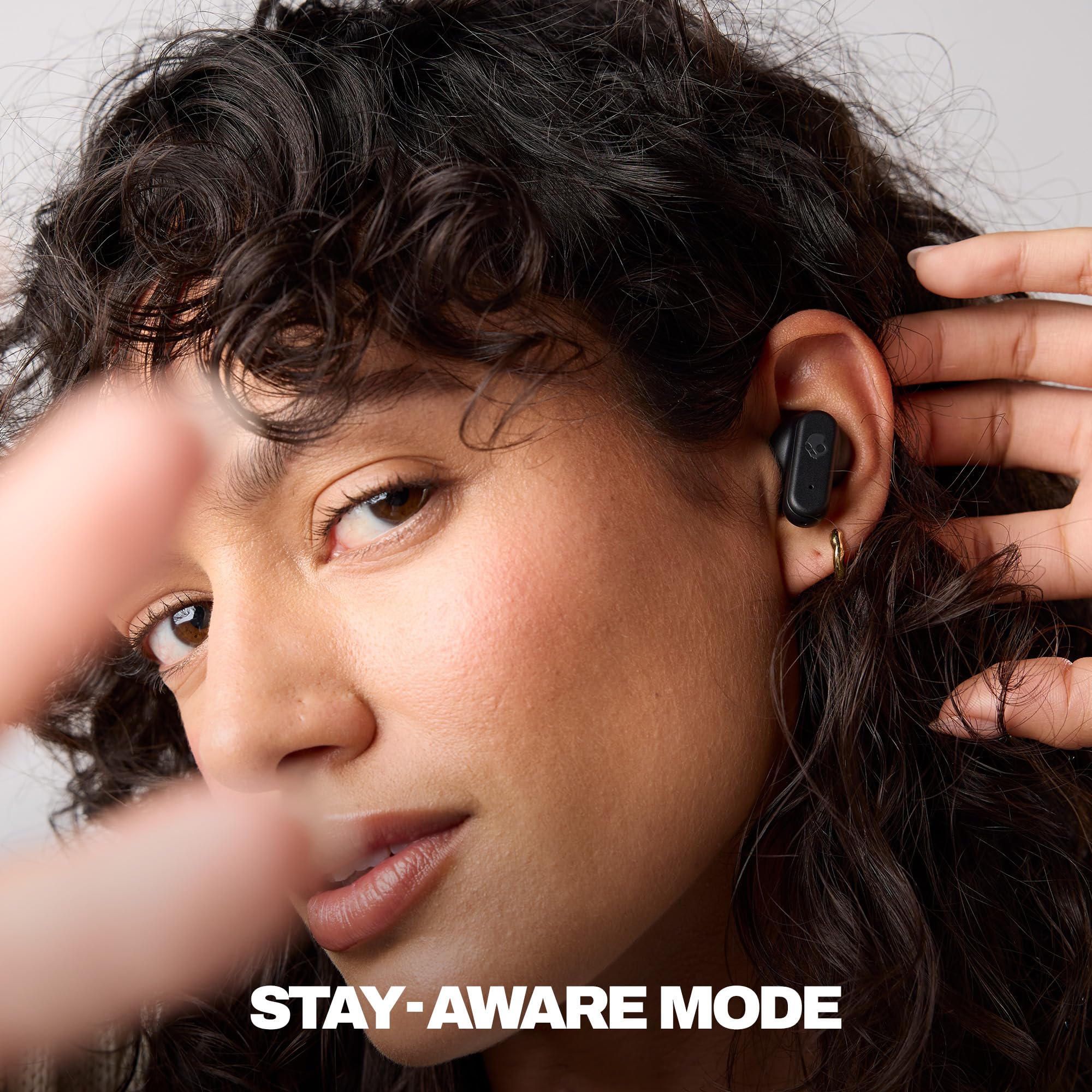 Skullcandy Dime Evo primer plano del auricular con detalle de textura y durabilidad