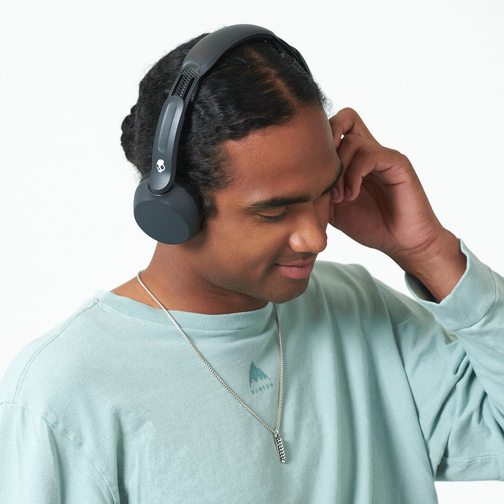 Persona usando Skullcandy Icon 180 mientras corre, sudor resistente y ajuste seguro